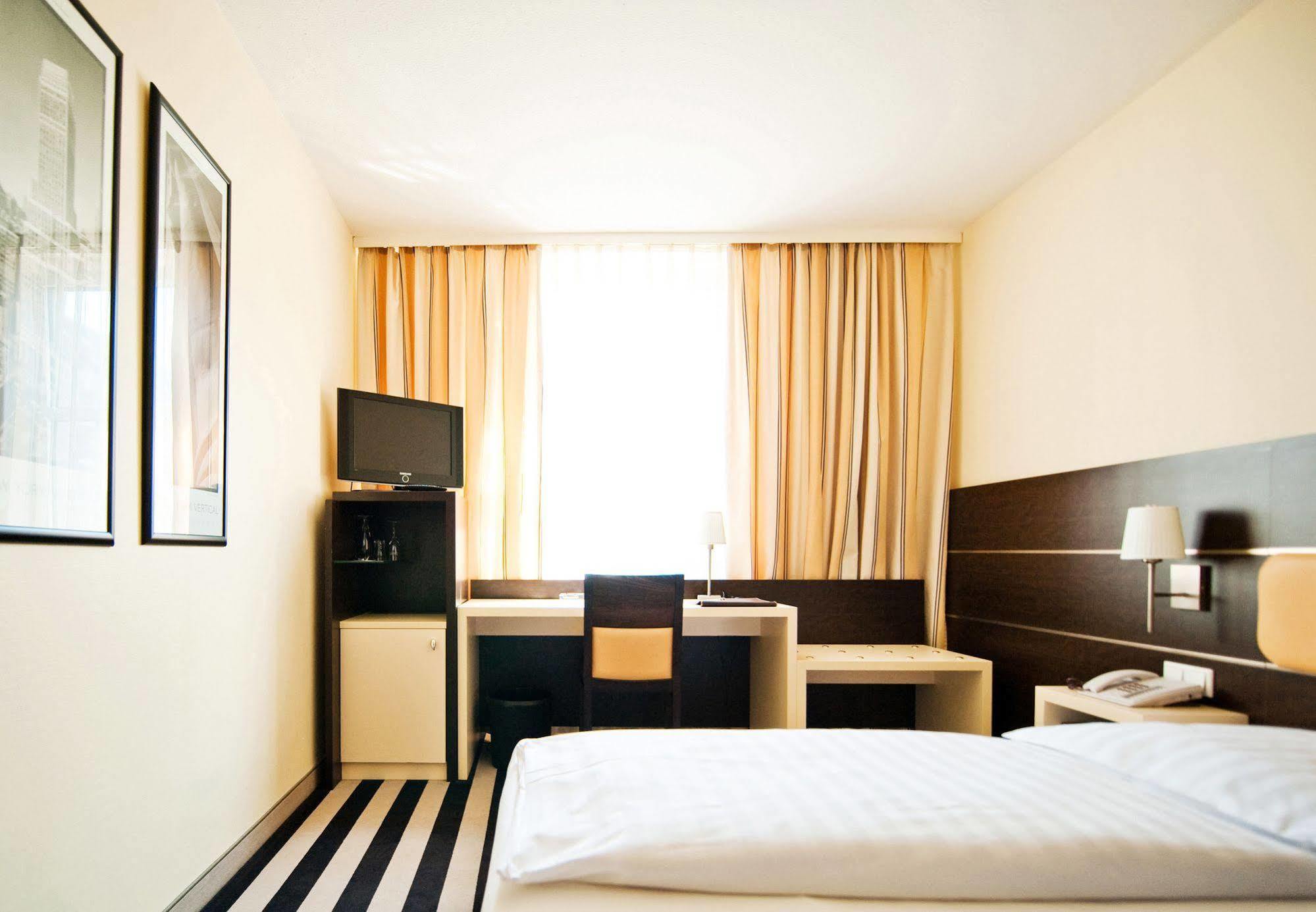 Bristol Hotel - Frankfurt City - Central Station Франкфурт-на-Майні Екстер'єр фото